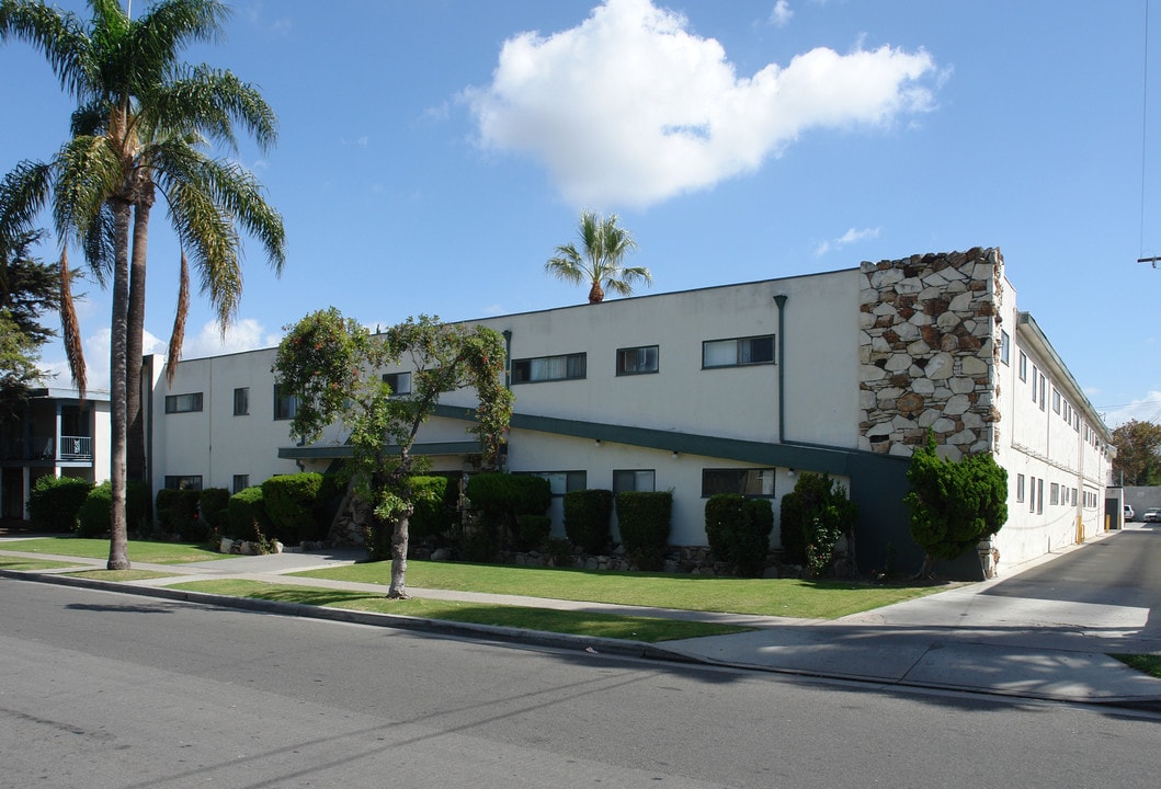 La Pat Courtyard Apartments in Westminster, CA - Building Photo