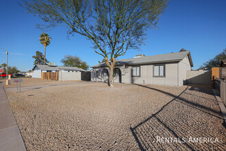 2239 N 71st Ave in Phoenix, AZ - Foto de edificio - Building Photo