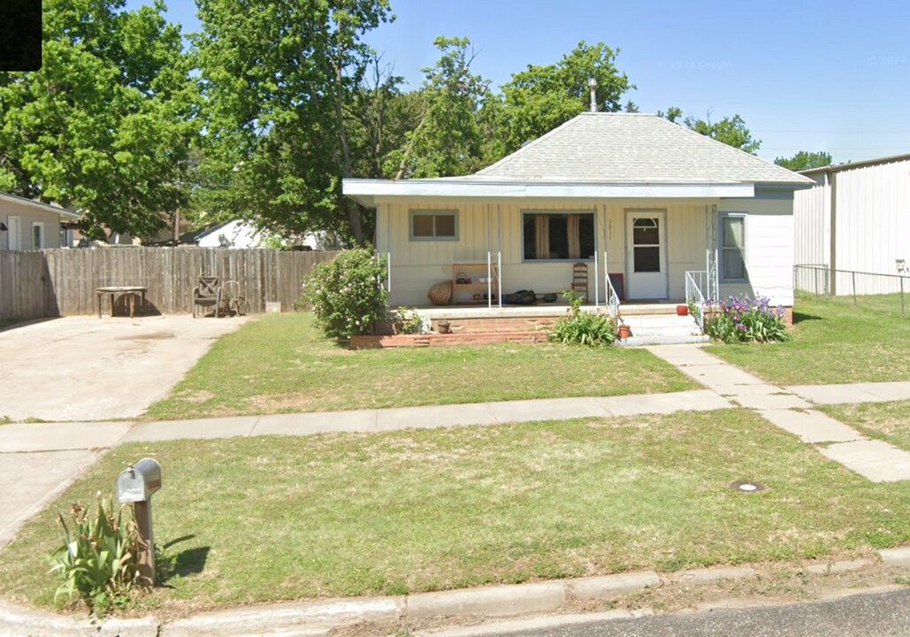 1211 Heizer St in Great Bend, KS - Building Photo