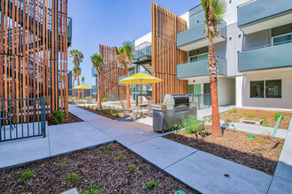 The Broadway in Chula Vista, CA - Foto de edificio - Building Photo