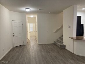 9512 Knopfler Ln in Las Vegas, NV - Foto de edificio - Building Photo