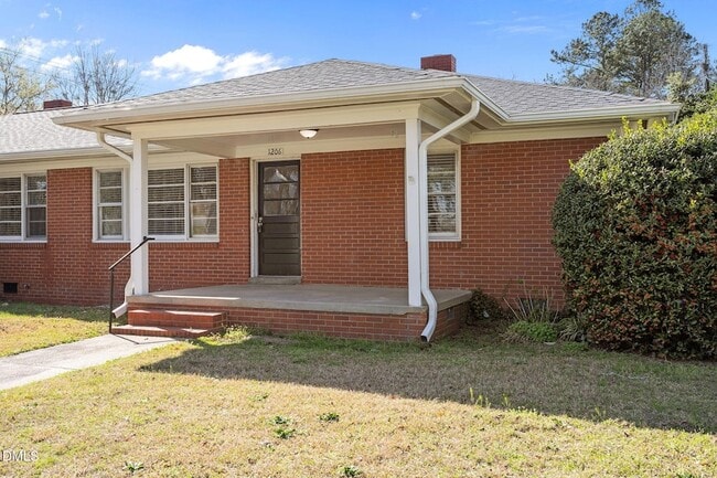 1206 S 9th St in Lillington, NC - Foto de edificio - Building Photo