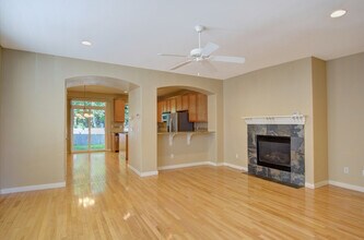2033 240th Ave SE in Sammamish, WA - Foto de edificio - Building Photo