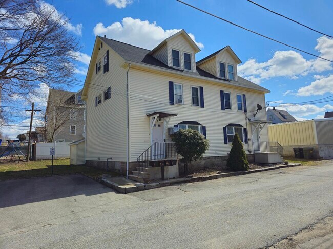 8 Starzec Dr in Webster, MA - Building Photo - Building Photo