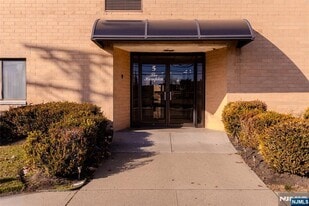 5 Linden St in Hackensack, NJ - Building Photo