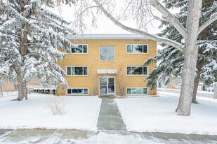 1004 39 Av NW in Calgary, AB - Building Photo