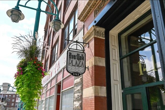 141 N Water St, Unit 36 in Milwaukee, WI - Building Photo - Building Photo