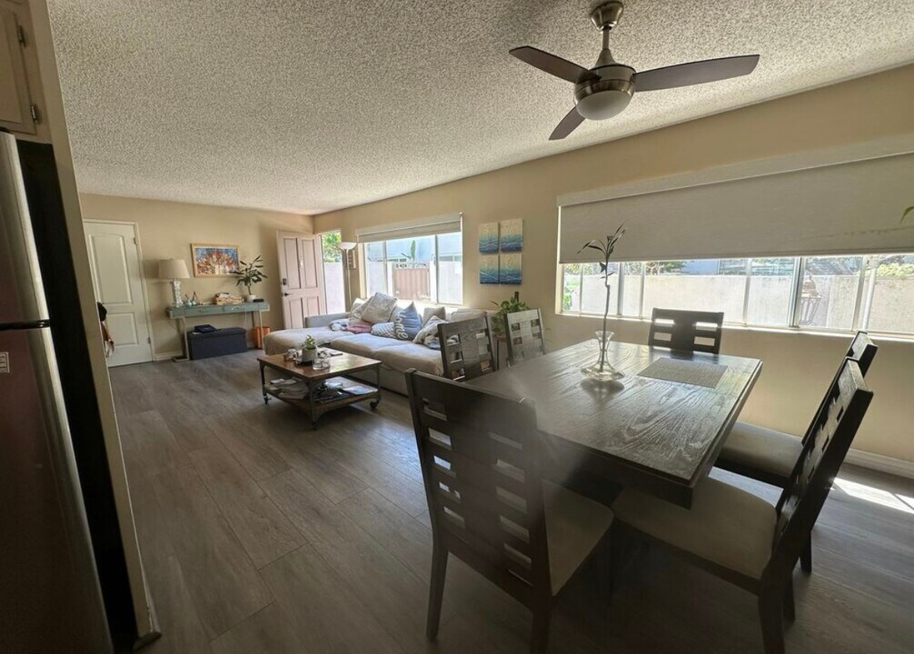 18611 Collins St, Unit e11 in Tarzana, CA - Building Photo