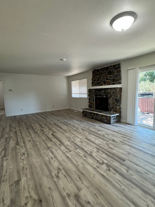 6041 Susan Rd in Santa Rosa, CA - Building Photo - Building Photo