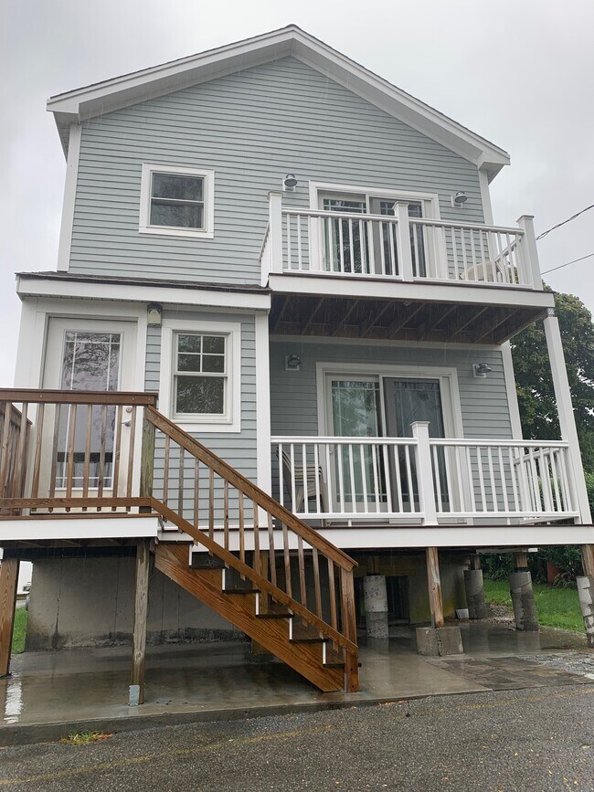 26 Newport Ave Rentals in Middletown, RI