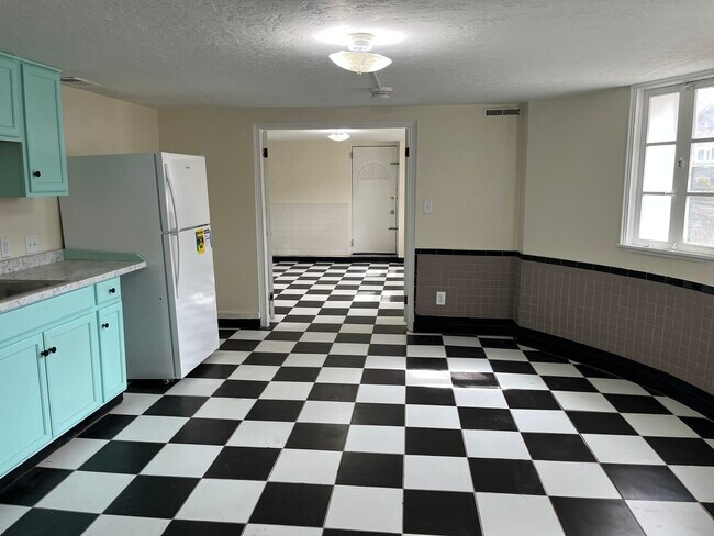 6408 Brook Ave, Unit A in Baltimore, MD - Foto de edificio - Building Photo