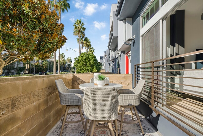 5350 Playa Vista Dr in Los Angeles, CA - Foto de edificio - Building Photo