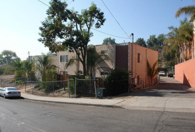 4979 Auburn Dr in San Diego, CA - Foto de edificio - Building Photo