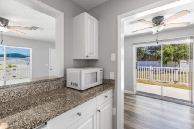 5642 River Rd in New Port Richey, FL - Foto de edificio - Building Photo