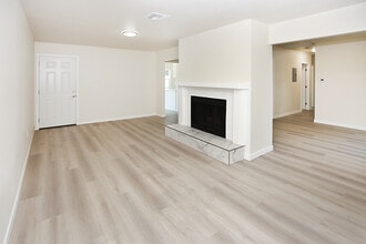 10709 Sherman Pl in Sun Valley, CA - Foto de edificio - Building Photo