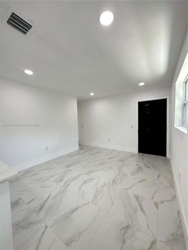 1453 NW 34th St-Unit -1453 in Miami, FL - Foto de edificio - Building Photo