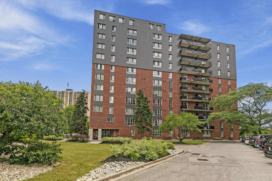 Shoreline Towers in Windsor, ON - Building Photo