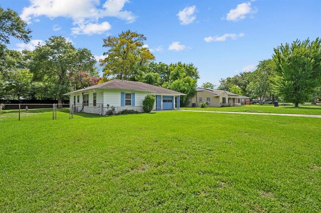 223 Wildwood St in Baytown, TX - Building Photo - Building Photo