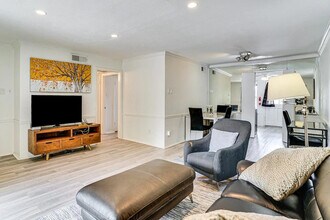 10228 Regal Oaks Dr in Dallas, TX - Building Photo - Building Photo