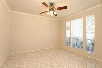 10511 N Shadowdale Dr in Houston, TX - Building Photo - Building Photo