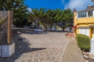 225 Central Ave in Pacific Grove, CA - Foto de edificio - Building Photo