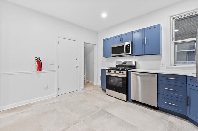 14 E 42nd St in Bayonne, NJ - Building Photo - Building Photo