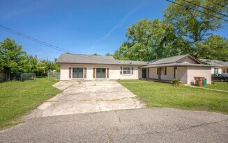 10077 Church Ave in D'Iberville, MS - Building Photo