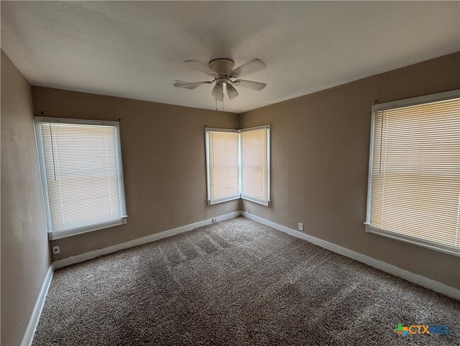 305 E Sabine St in Victoria, TX - Building Photo - Building Photo