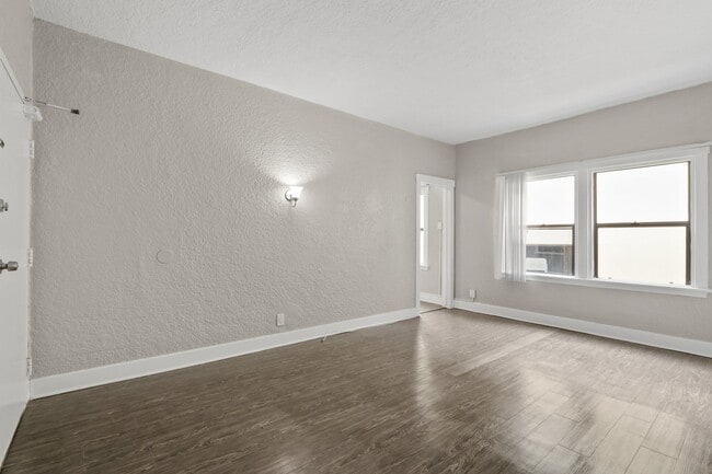 3621 S Pacific Ave, Unit 6 in Los Angeles, CA - Building Photo - Building Photo