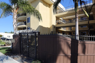 Beach Club Apartments in San Diego, CA - Building Photo - Building Photo