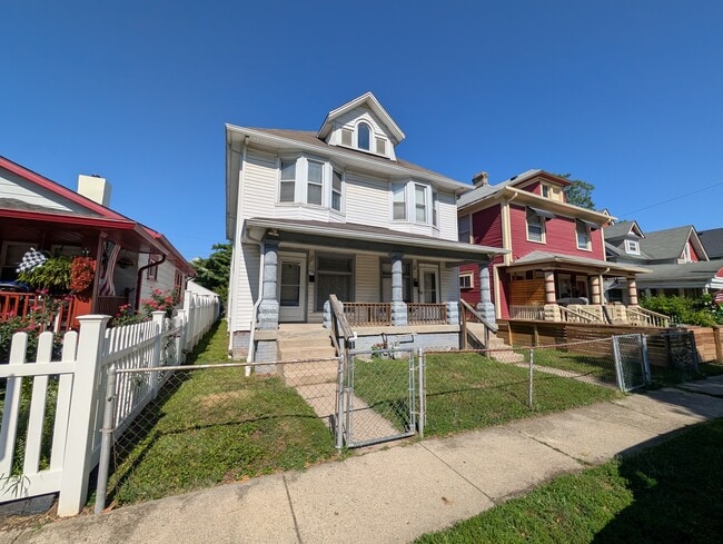 2238 N Kenwood Ave