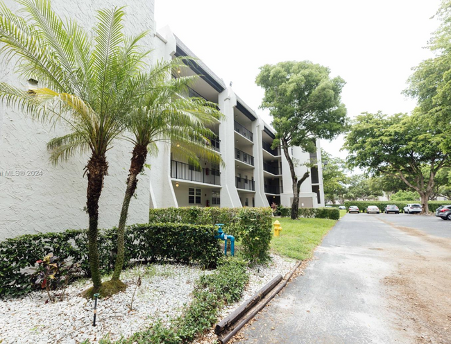 9410 Poinciana Pl, Unit 403 in Davie, FL - Foto de edificio - Building Photo