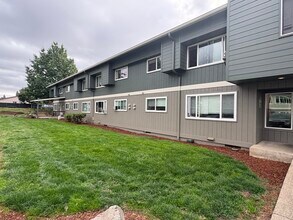 Crown Ridge Apartments in Salem, OR - Building Photo - Building Photo