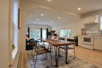 35 Cumberland St, Unit 3 in Brunswick, ME - Foto de edificio - Building Photo