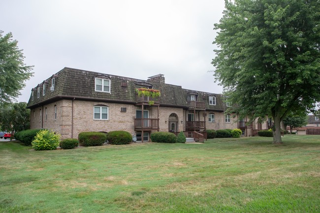 Carriage Hill West Apartments in Alliance, OH - Building Photo - Building Photo