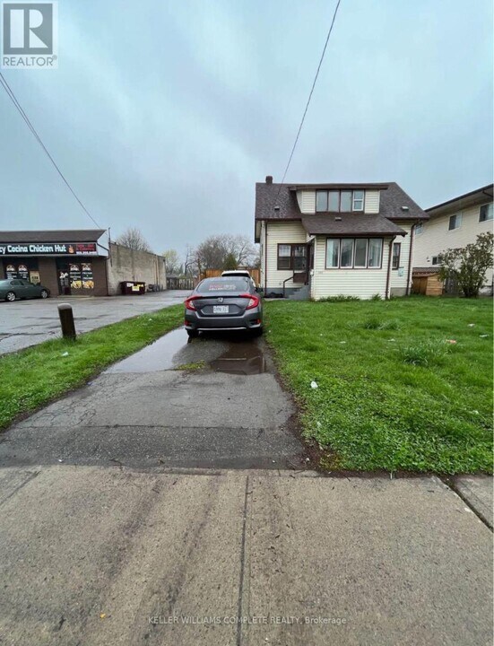 6083 Dunn St in Niagara Falls, ON - Building Photo