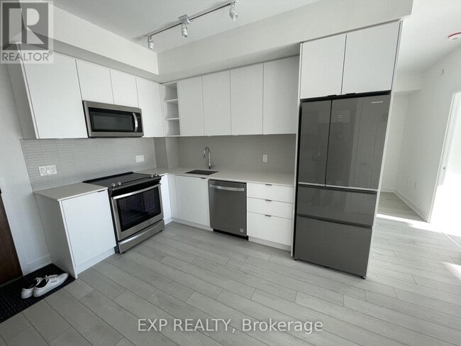 100-100 Eagle Rock Way in Vaughan, ON - Building Photo - Building Photo