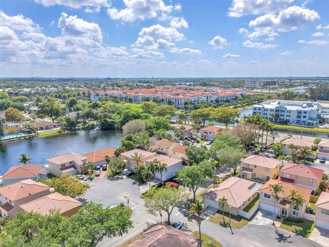 300 SW 100th Ave in Pembroke Pines, FL - Building Photo - Building Photo