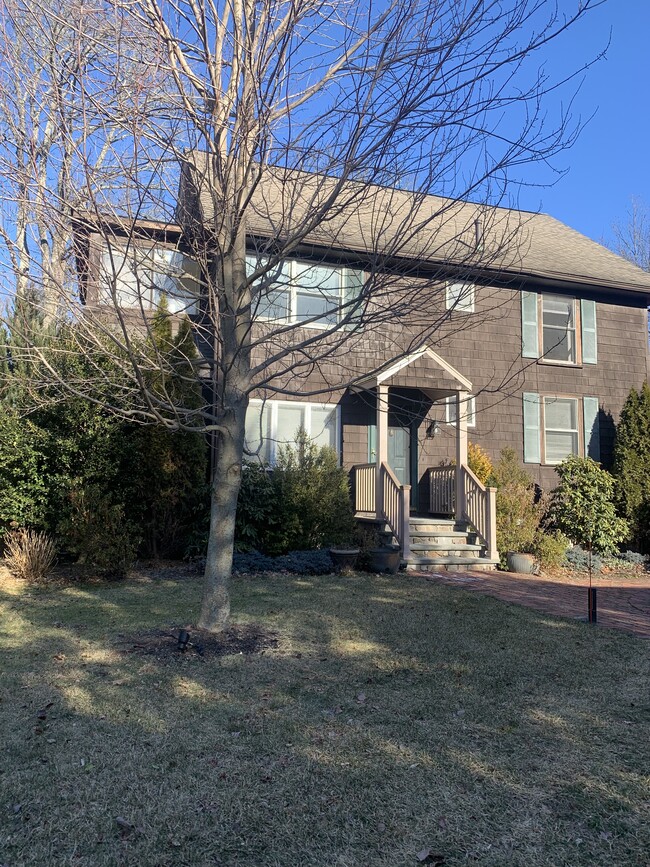 13 Moseley Ave, Unit 2nd Floor Apartment in Needham, MA - Foto de edificio - Building Photo