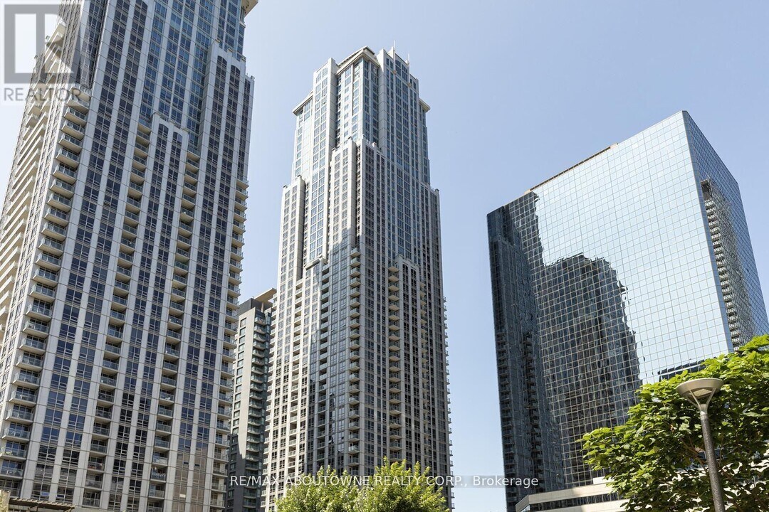 761 Bay St. in Toronto, ON - Building Photo