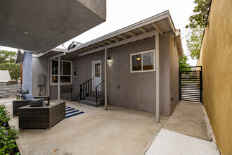 706 E Verdugo Ave in Burbank, CA - Building Photo - Building Photo