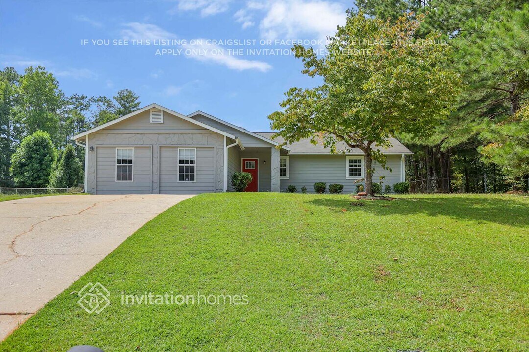 888 Tall Deer Dr in Fairburn, GA - Building Photo