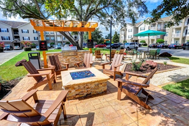 Majestic Oaks in Pensacola, FL - Foto de edificio - Building Photo