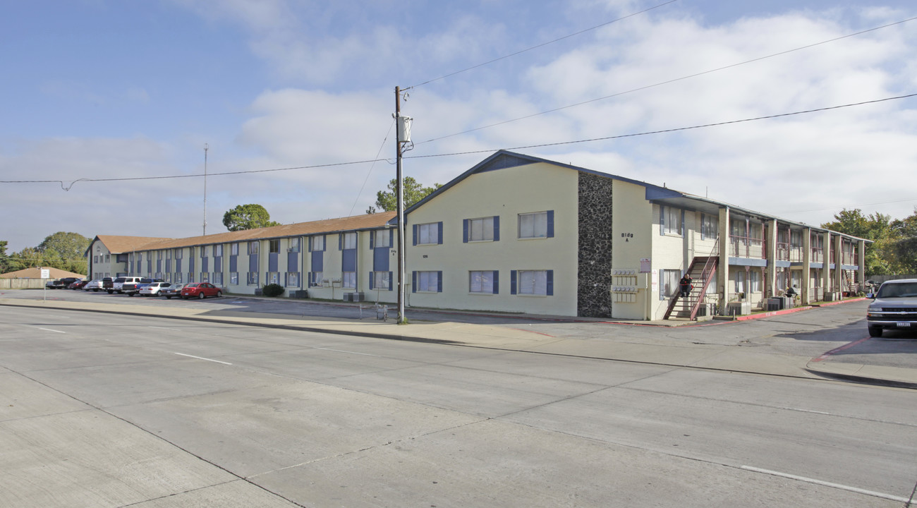 Berhan Apartments in Arlington, TX - Building Photo