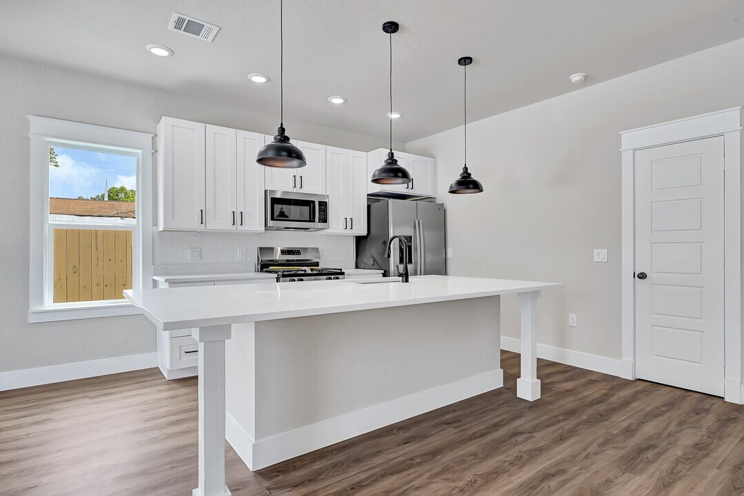 204 Booker T Washington St in Conroe, TX - Building Photo