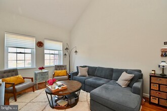 3080 S Abingdon St-Unit -C2 in Arlington, VA - Foto de edificio - Building Photo