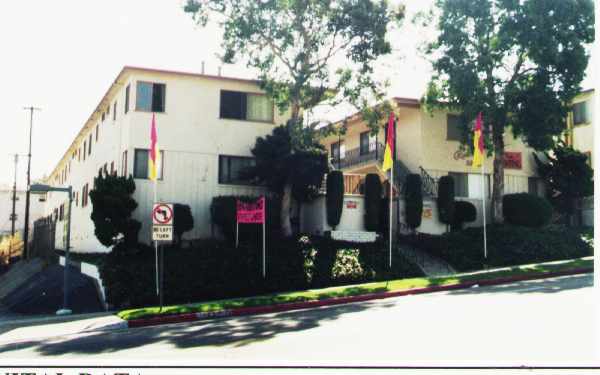 Russell Arms Apartments in Los Angeles, CA - Building Photo