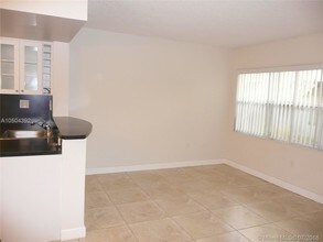 670 NW 85th Pl-Unit -11-107 in Miami, FL - Foto de edificio - Building Photo