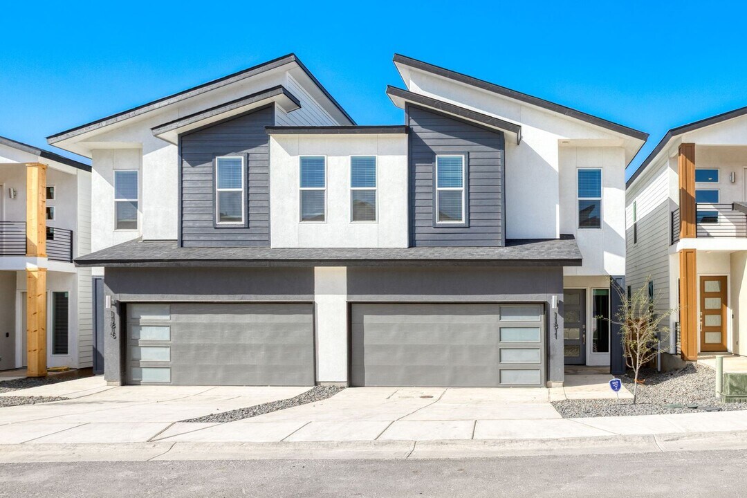 11831 Zarkava Way in Shavano Park, TX - Building Photo