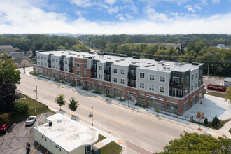 MAMMOTH SPRINGS AT THE CORNERS in Sussex, WI - Foto de edificio - Building Photo